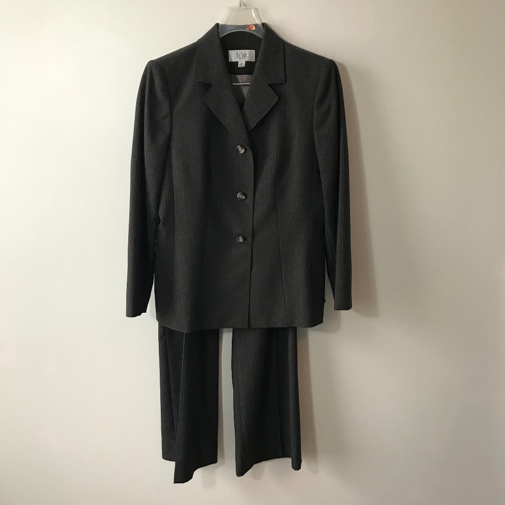 Le Suit 2 piece pant suit size 14 Petite